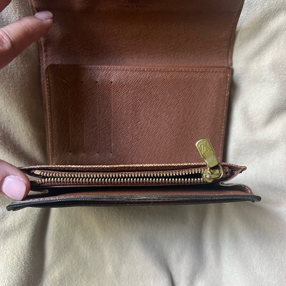 Louis Vuitton wallet with many features. - Picture 10 of 13